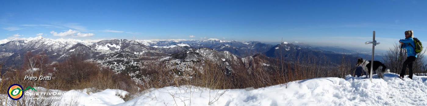32 Panoramica dal Monte Podona sull'altopiano Selvino-Aviatico a sx e la Valle Seriana a dx.jpg